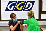 15-01-2021 Breda - Tamara heeft bij Barry om  08:01:42 de 1e officiele vaccinatie tegen het COVID-19 virus gezet in het AMPHIA zieknhuis aan de Langendijk. - Fotokrant